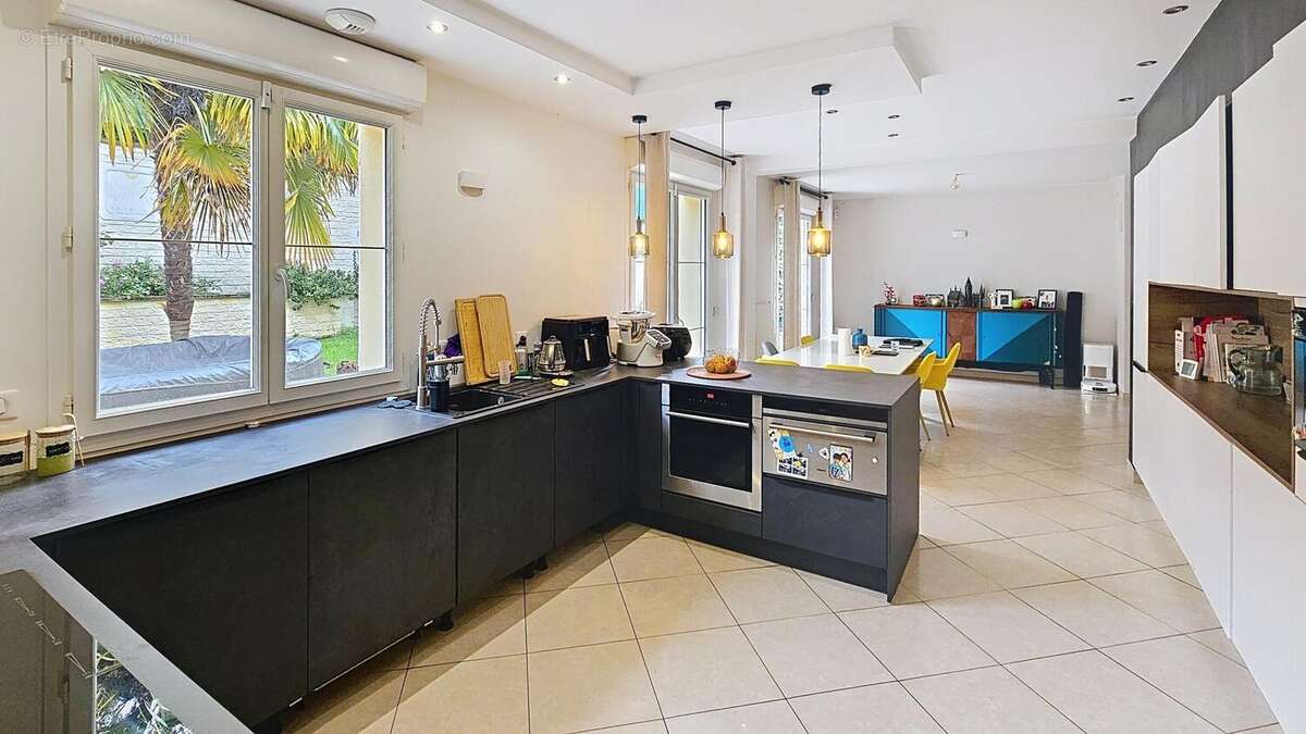 Maison 185 m² à La Ville-Du-Bois  - photo 4