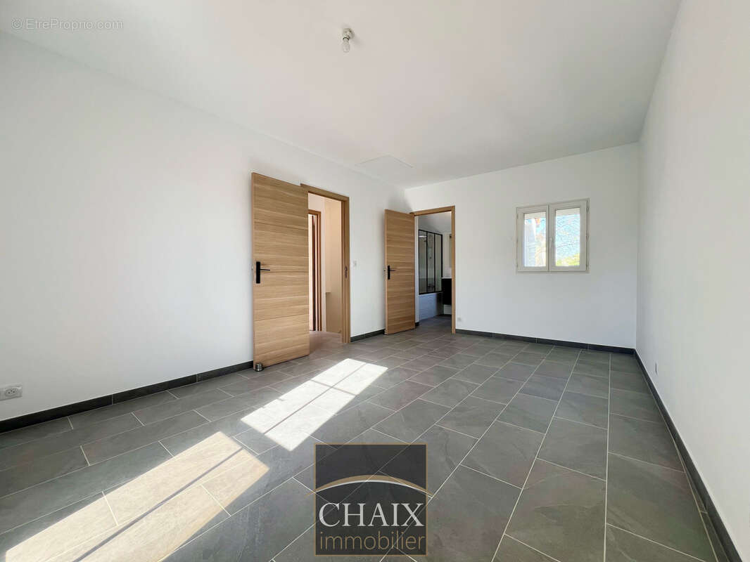 13009 MARSEILLE - Maison + studio bien rare - photo 9