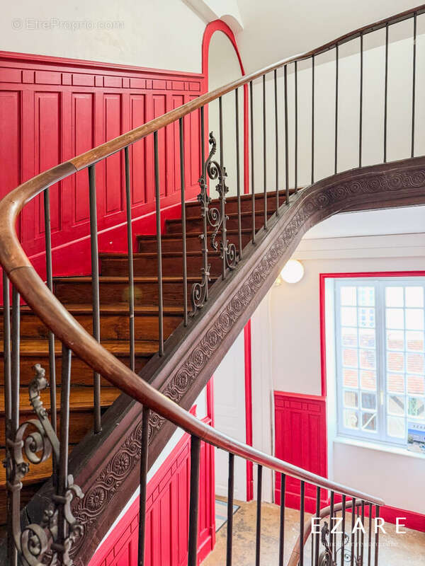 Escalier parties communes  - Appartement à BEAUNE