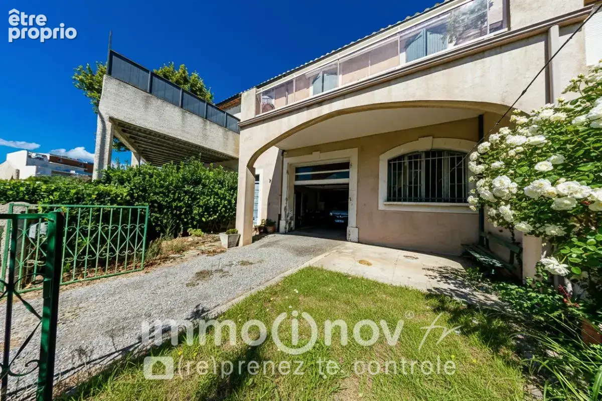 EXCLUSIVITE - Ensemble immobilier à rénover avec maison, appartement et garage - photo 2