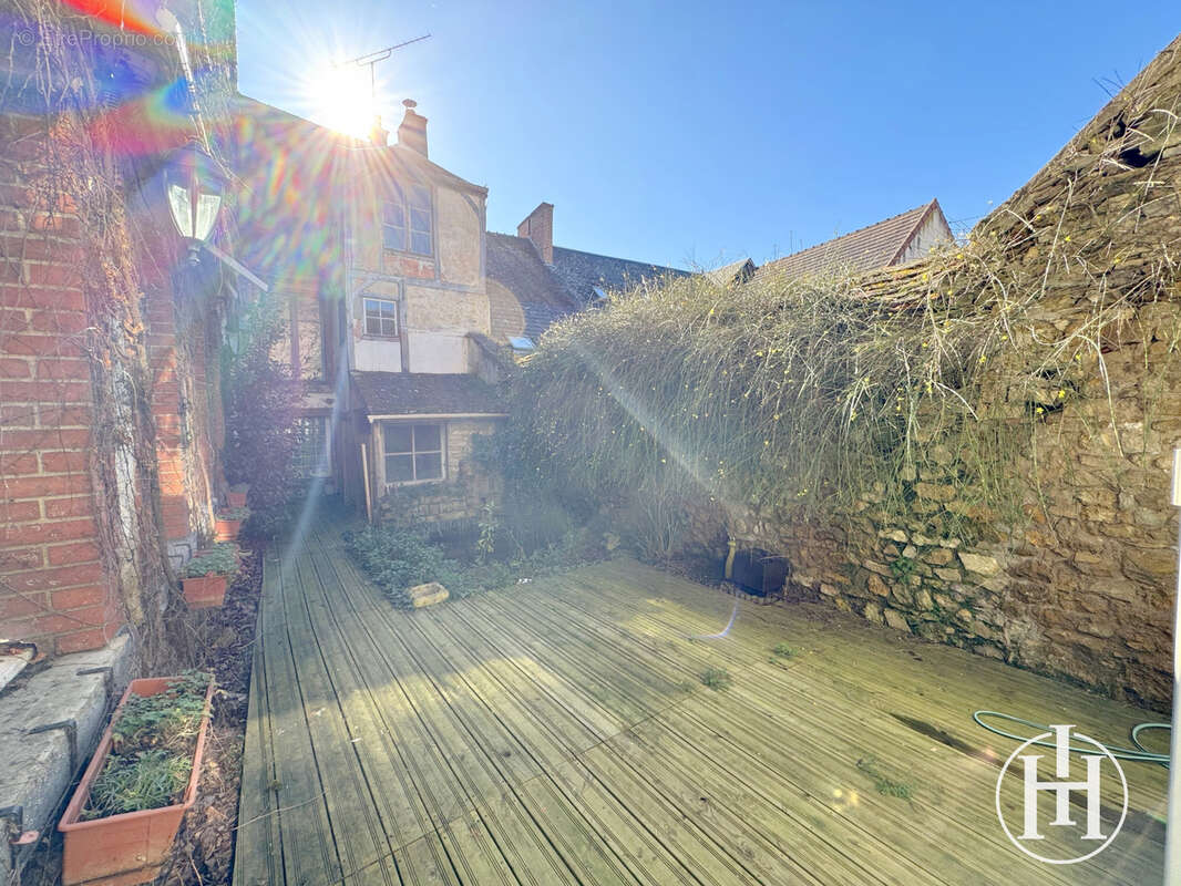 Maison à AINAY-LE-CHATEAU