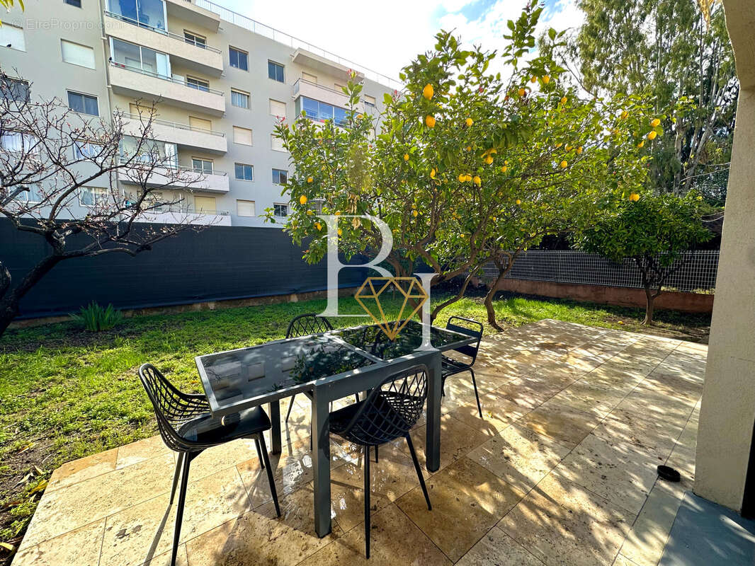 Appartement à SAINT-LAURENT-DU-VAR