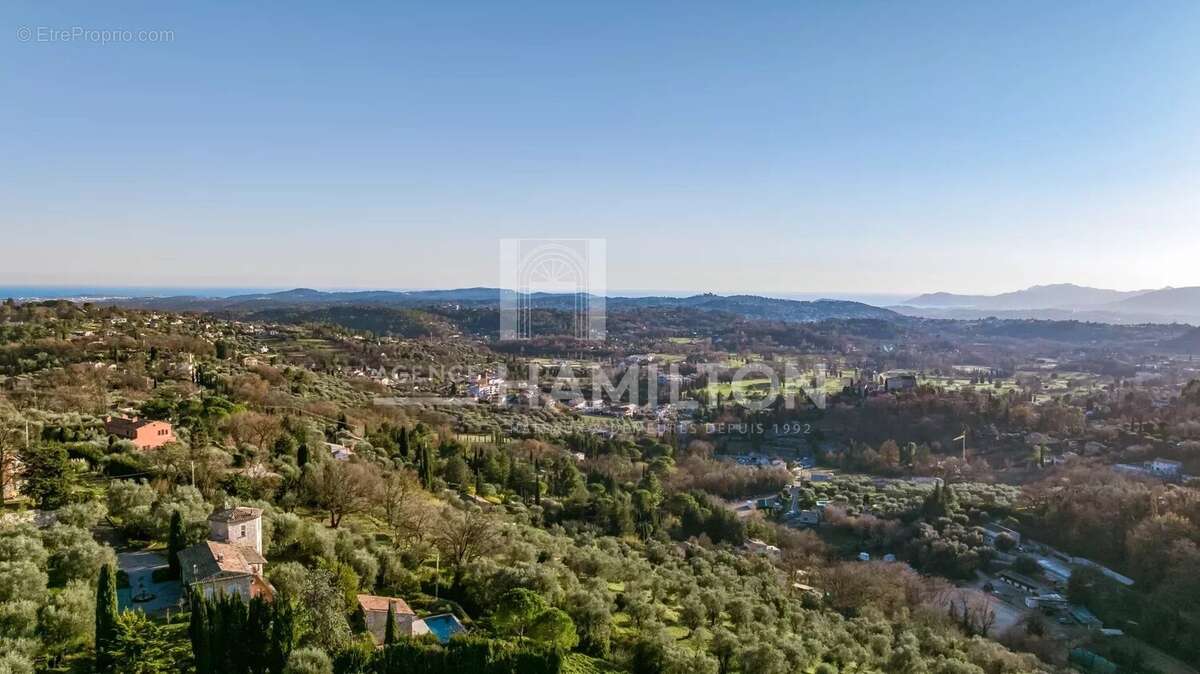Maison à CHATEAUNEUF-GRASSE