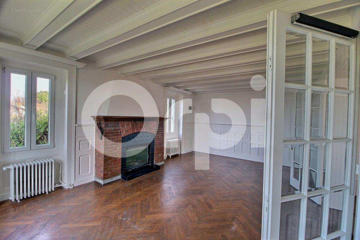 Maison à COLLONGES-SOUS-SALEVE