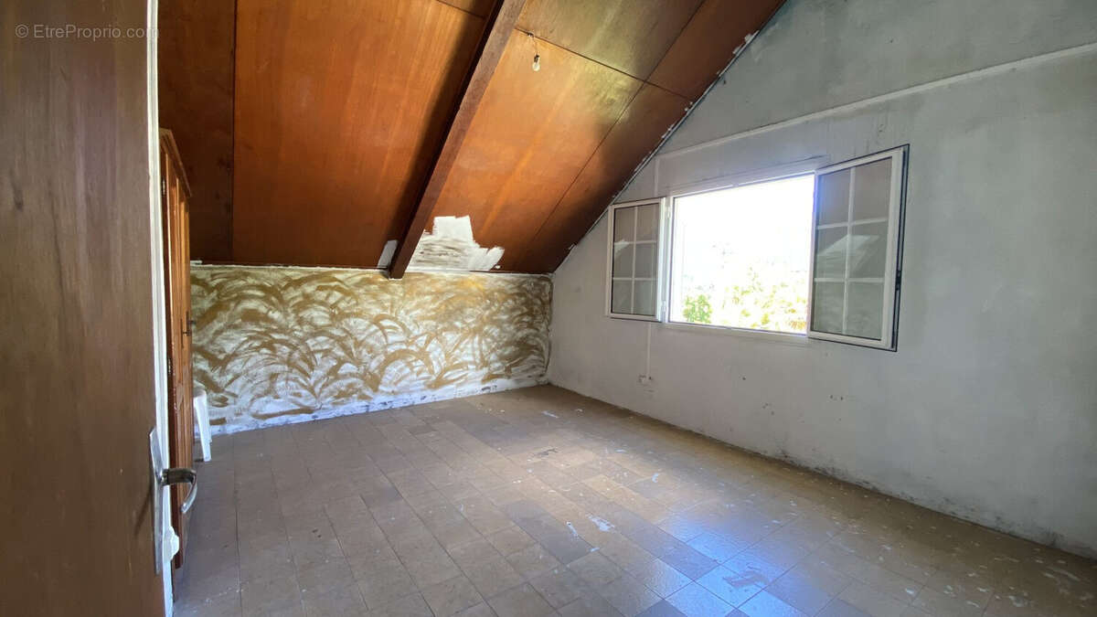 Chambre lumineuse avec rangements intégrés - Maison à SALAZIE