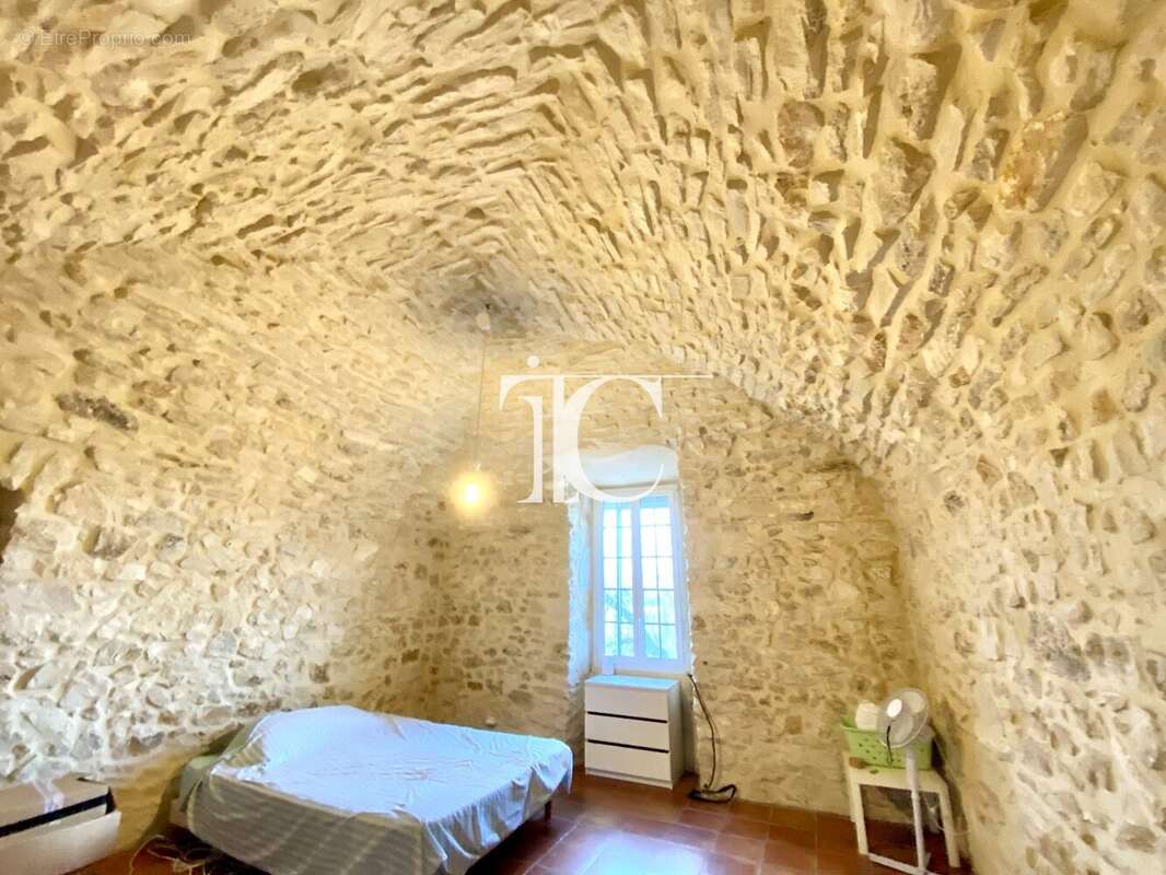 Sud barjac, maison de village de caractere, 178m2, 3 chambres, piscine, jardin 960m2 - photo 9