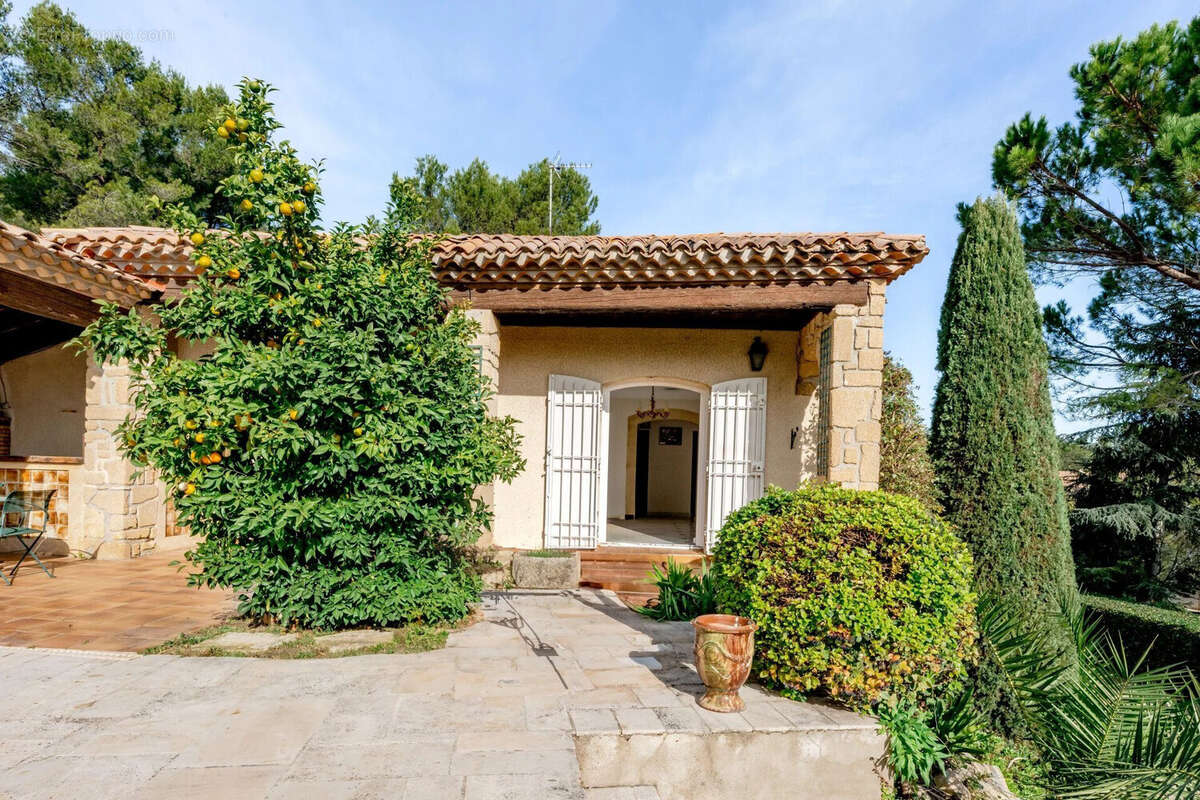 Vue maison depuis terrasse et piscine - Maison à NIMES