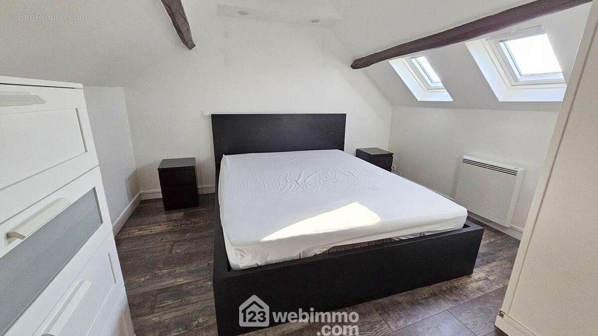 Une chambre de 13 m² au sol et 10 m² Loi Carrez. - Maison à ECHARCON