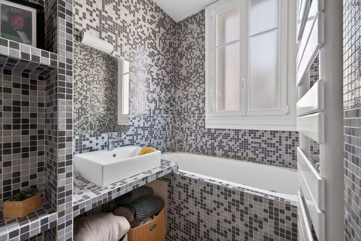 Appartement à PARIS-16E