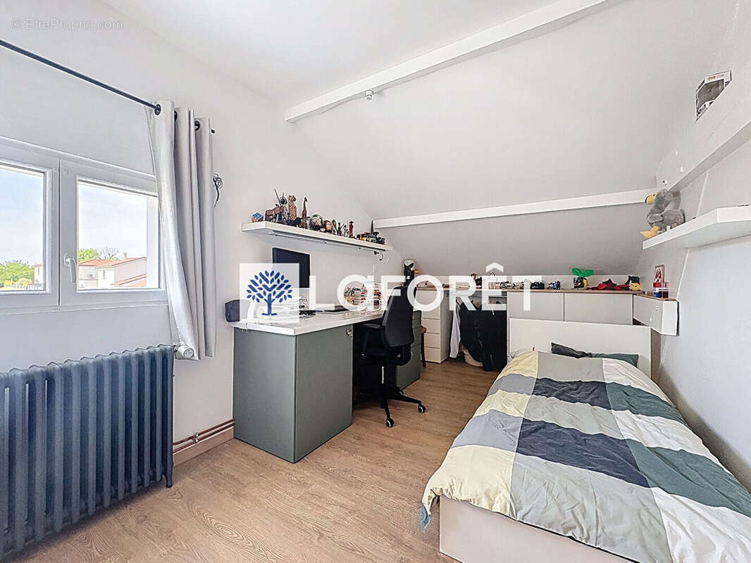Maison coeur village de Tramoyes de 232,49m² et son terrain avec piscine de 942m² - photo 8