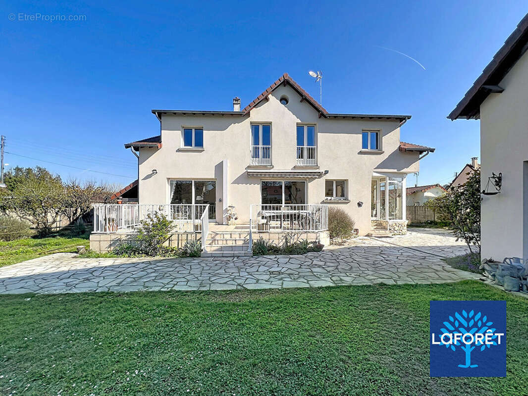 Maison à D'HUISON-LONGUEVILLE