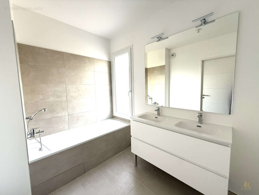 OFFRES EXCLUSIVES pour ce Joli T3 - 64 m² avec Jardin privatif à Cogolin 2 - Appartement à COGOLIN