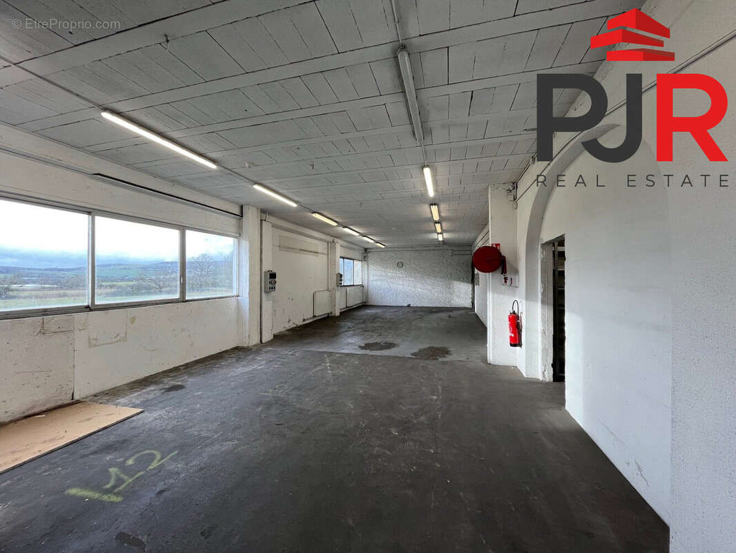 Commerce à LESMENILS