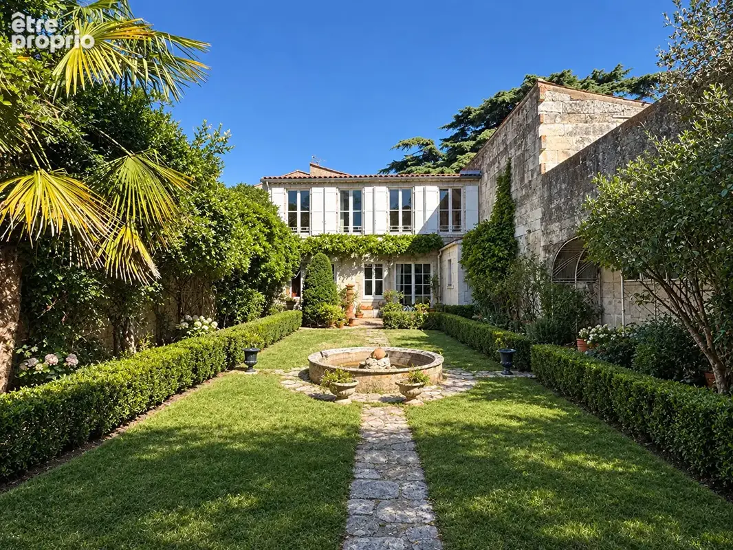 Exclusivité dans l'Hyper centre Rochefort : Maison de caractère 170m²  Jardin, Garage et dépendance aménagée - photo 16