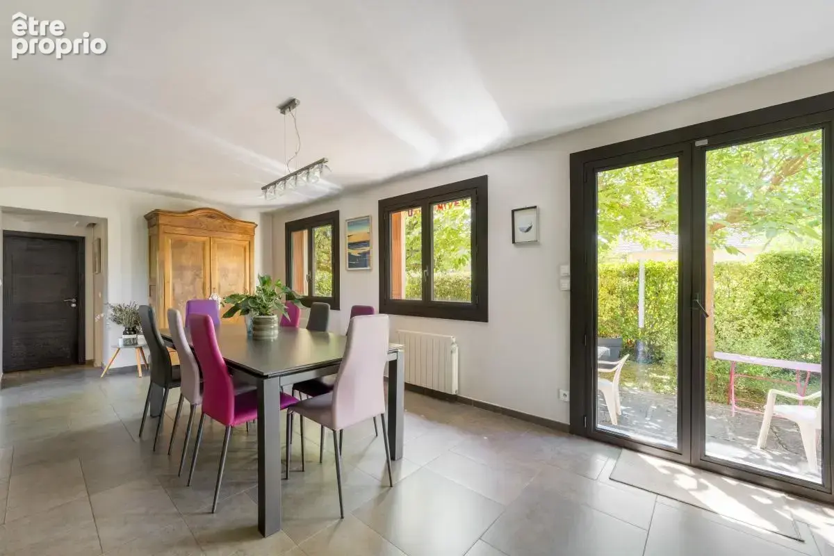 Maison T5 avec jardin paysagé et piscine - GENAS - photo 7