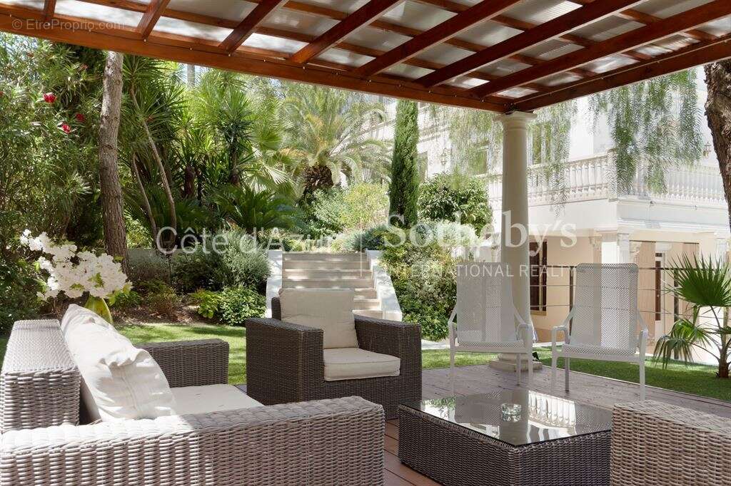 Cannes centre. Maison de Maître avec parc, piscine et maison d’amis à pied de la Croisette. - photo 6