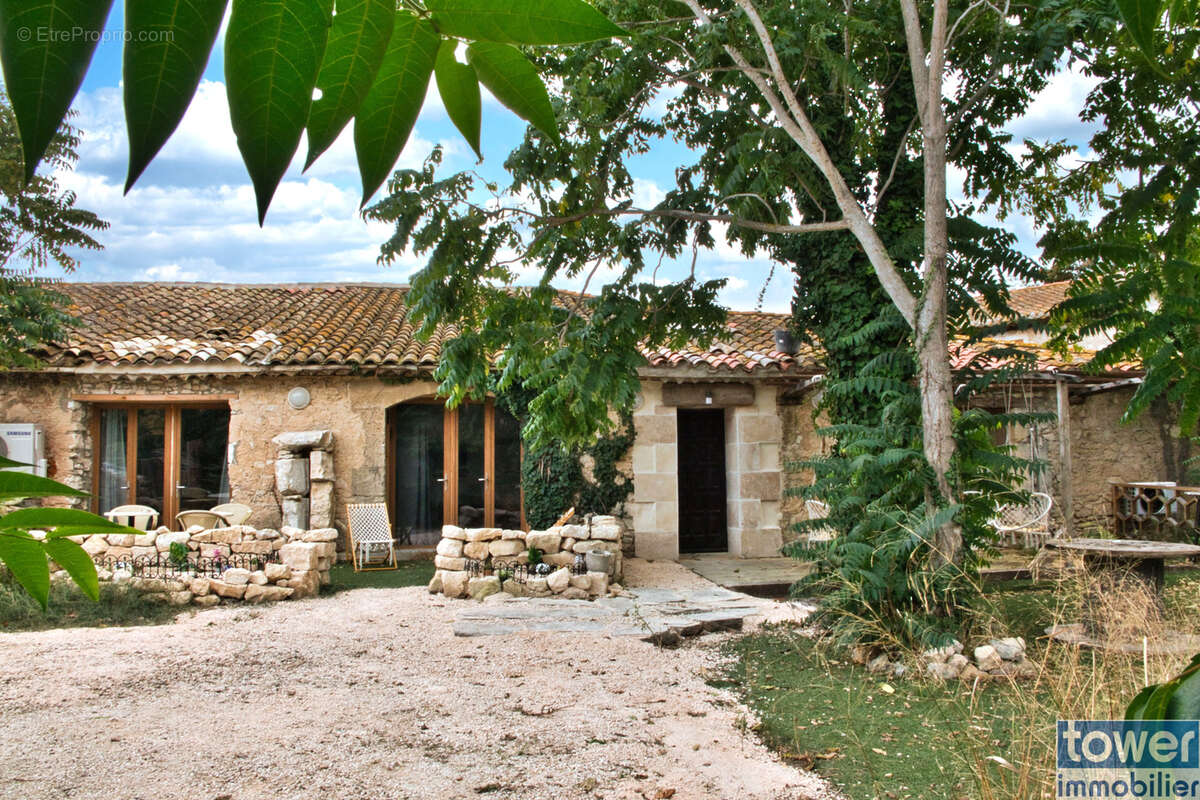 Maison en pierre intégralement restaurée - 166 m2 - 5 pièces + soub. aménagé 162 m2 - Jardinet + Terrasse - photo 14