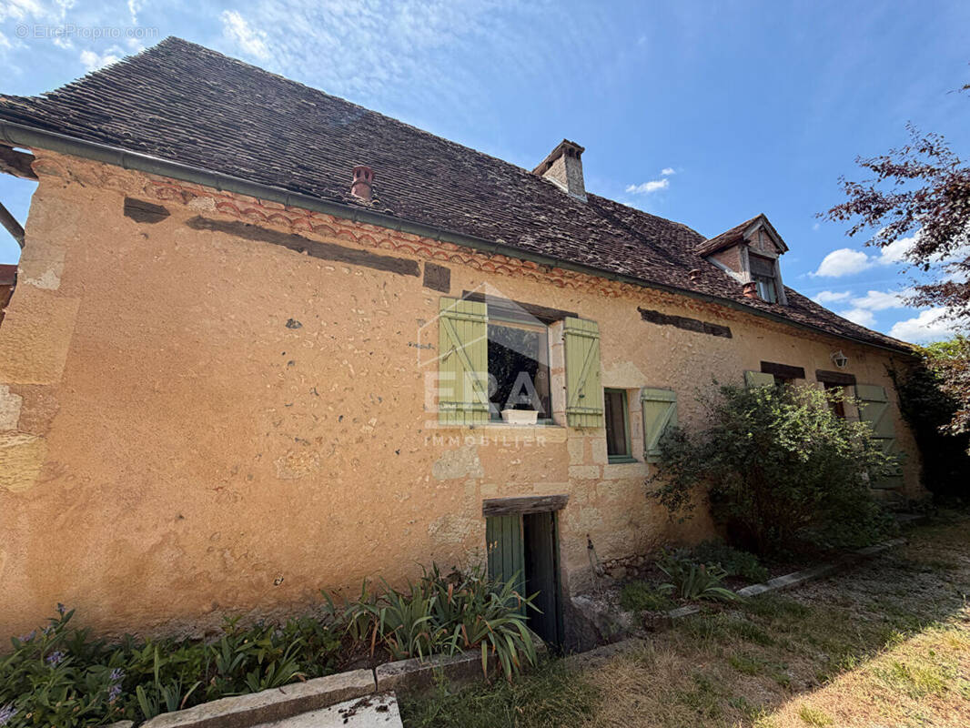 Maison à SAINT-PIERRE-DE-CHIGNAC