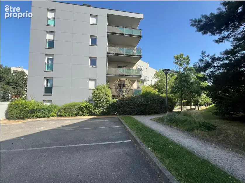 Tassin Centre   T2 entièrement rénové avec terrasse sur parc avec possibilité garage fermé - photo 12