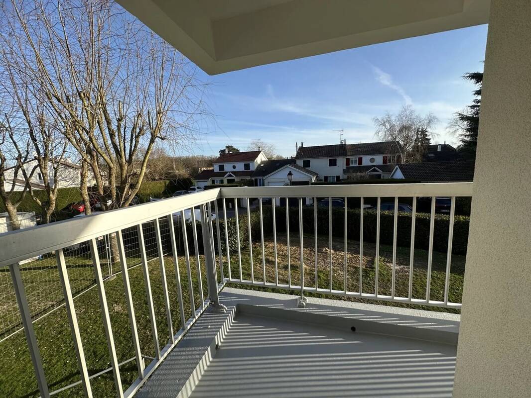 Appartement à LE MESNIL-SAINT-DENIS