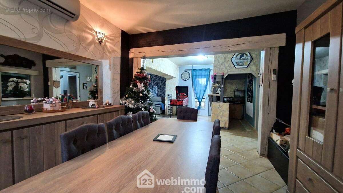 A ses côtés un séjour de 30 m² - Maison à PARGNY-LES-BOIS