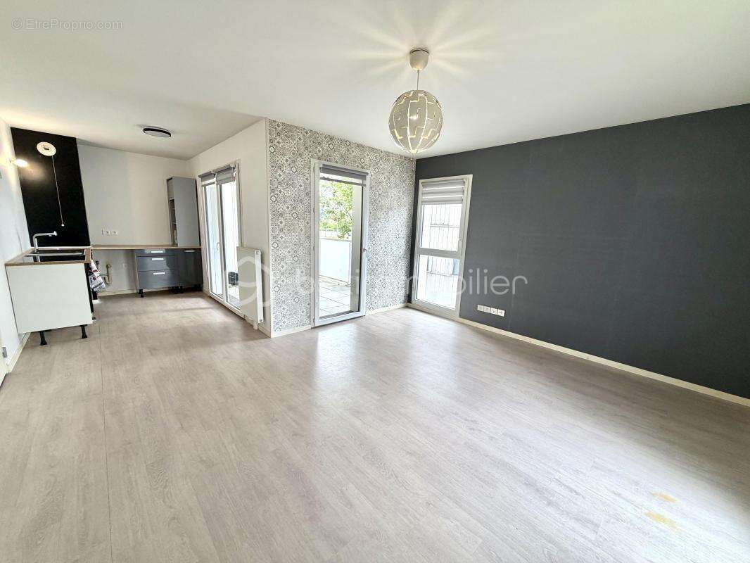 Rouen 76100 - Appartement T3 dans résidence moderne - une place de parking, terrasse, deux chambres - photo 2