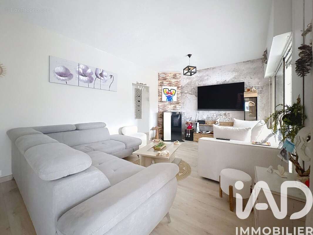 Maison 214 m² à Charron  - photo 2