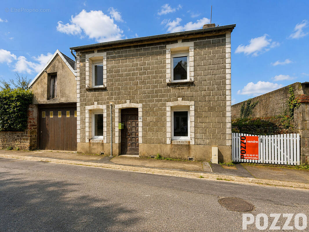 Maison à CERENCES