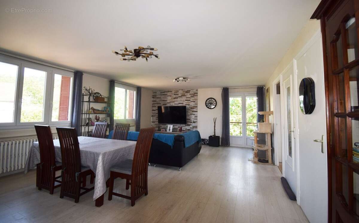 À VENDRE - Maison sur les hauteurs de CUSSET avec garage et jardin. - photo 3