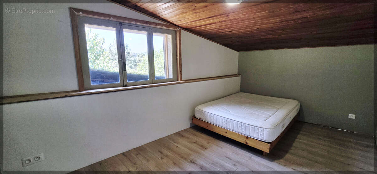 Trois logements, un vaste entrepôt et plus de 2 500 m2 de terrain : un lieu pensé pour donner vie à vos projet - photo 8