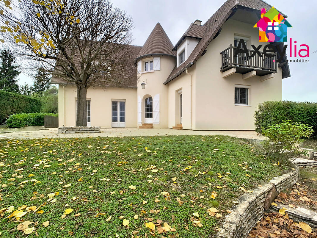 Maison à SAINT-CYR-DE-FAVIERES