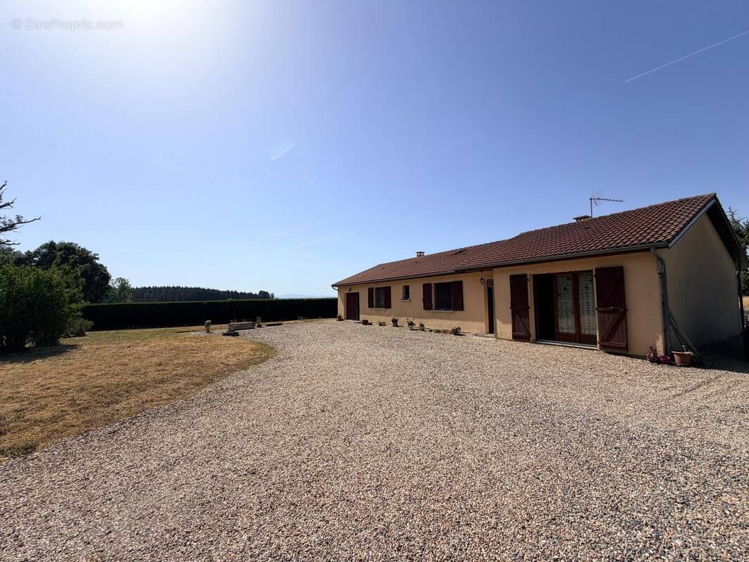 Photo 1 - Maison à SAINT-REMY-EN-ROLLAT