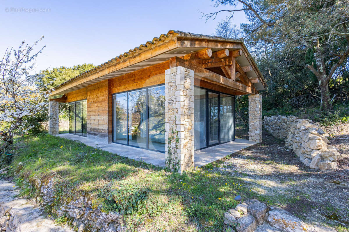 Maison à LA ROQUE-SUR-PERNES