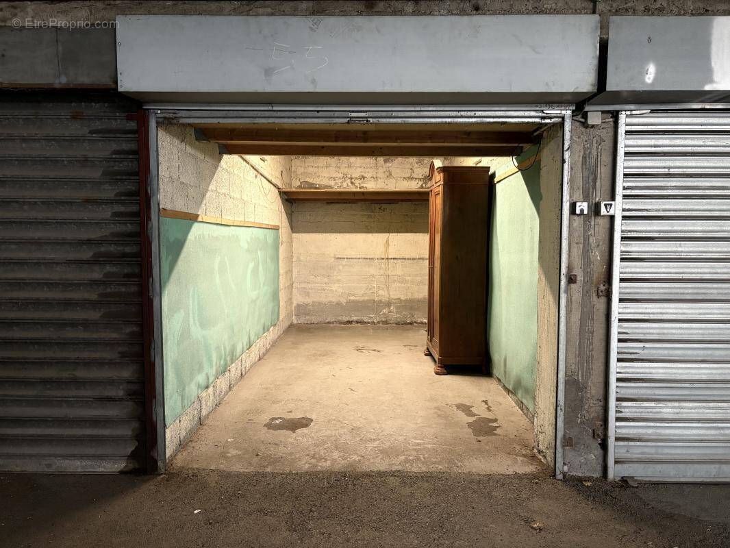 Parking à SAINTE-FOY-LES-LYON