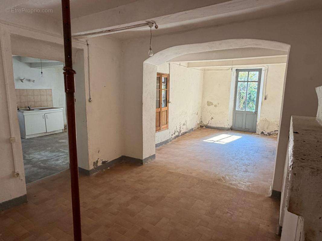 Maison À Vendre - 5 pièces - 3 chambres - Cour intérieure - photo 7