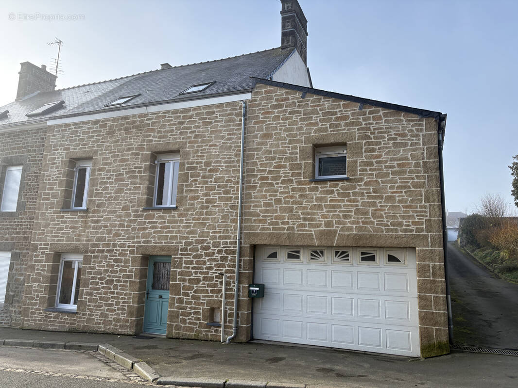 Maison à AMBRIERES-LES-VALLEES