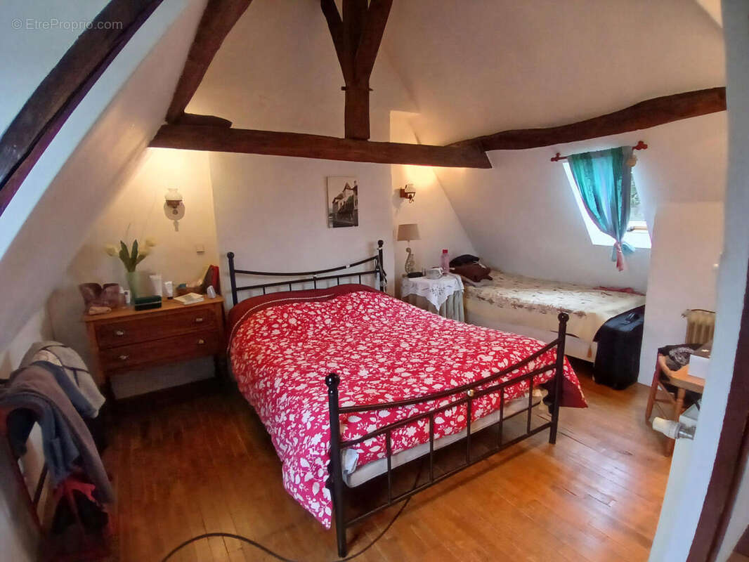 chambre a l&#039;etage - Maison à SAINT-PRIEST-LES-FOUGERES