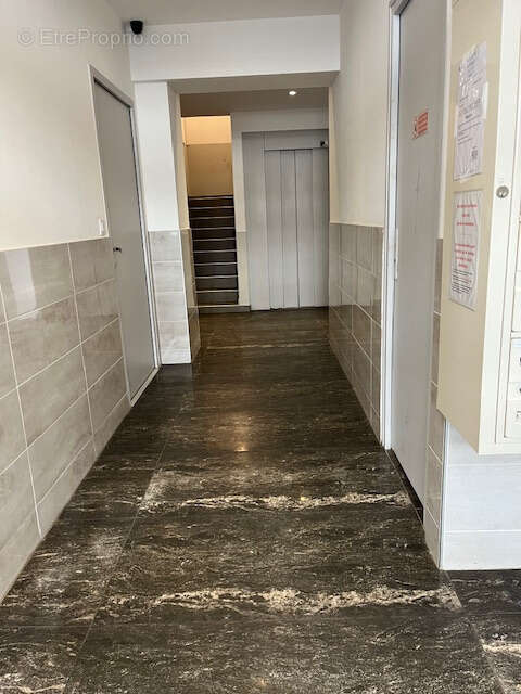 TOULON, ouest du centre-ville, T3 + cave vendus loués - photo 2