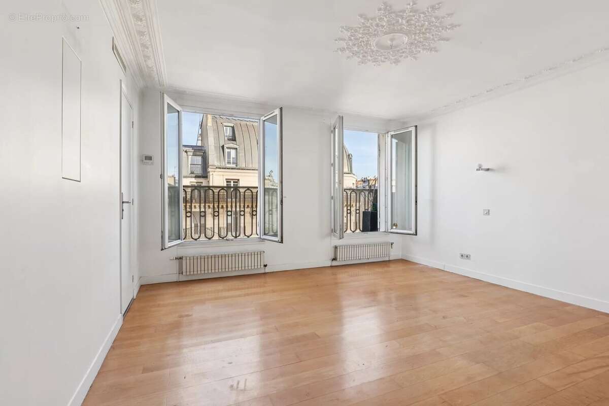Appartement à PARIS-1E