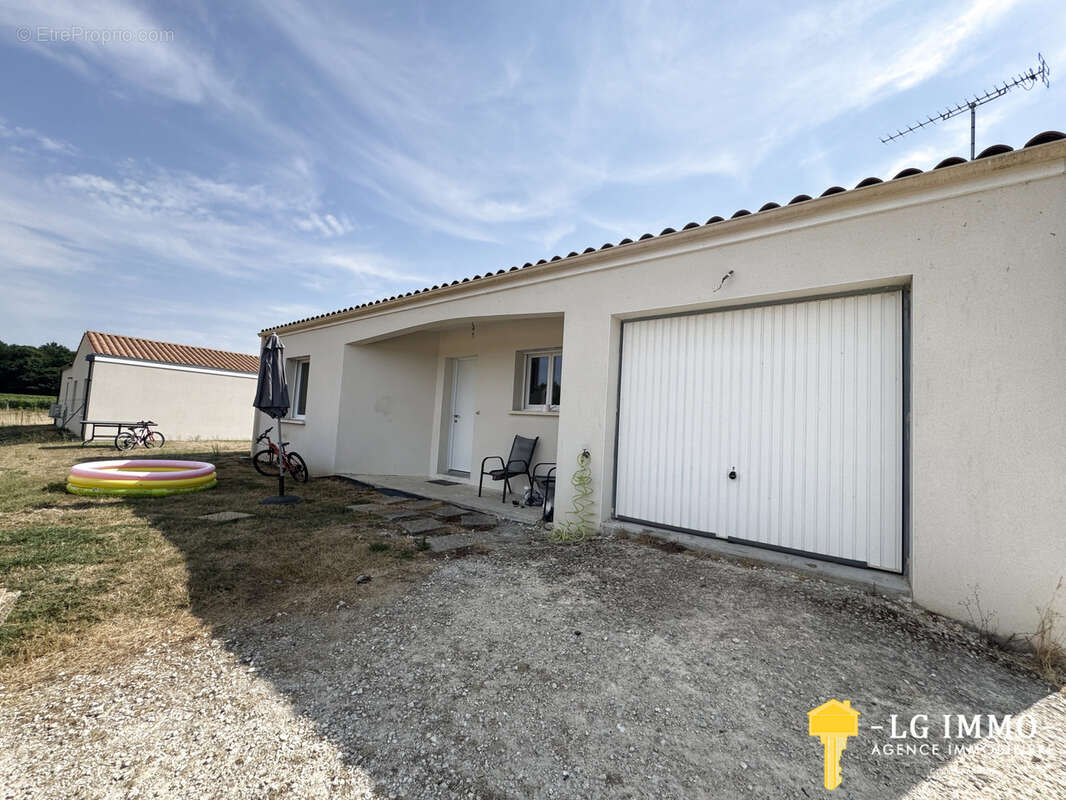 Maison récente de plain-pied au milieu de son jardin avec garage - photo 16