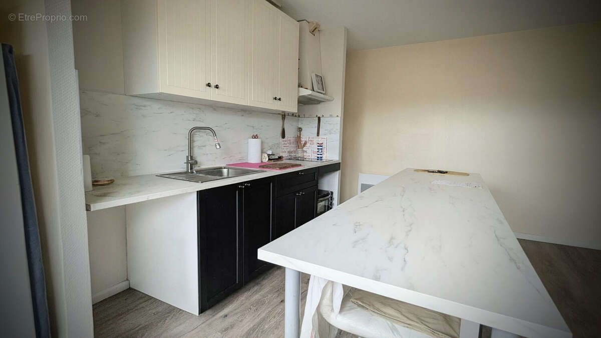 pièce cuisine et salon - Appartement à AIGUILLON