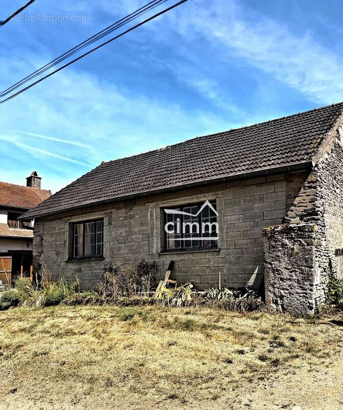 Maison ancienne de caractère avec dépendance (65m²)– Vic-sous-Thil-145000€ - photo 9