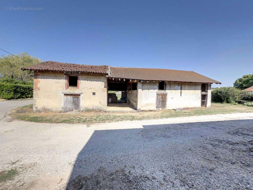 01320 CHÂTENAY   Ancien corps de ferme avec 2 bâtiments à rénover   Terrain env. 7 700 m2   Fort potentiel - photo 3