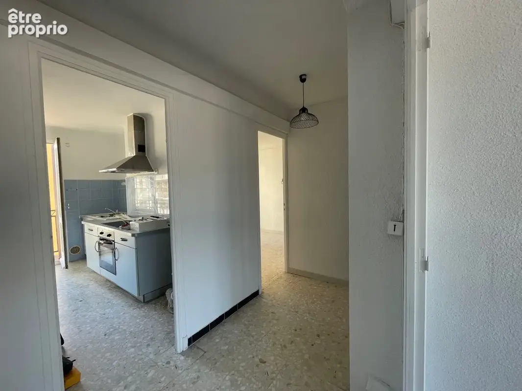 Vente appartement T4 avec balcon, cave et place de parking sécurisée, 66000 Perpignan, quartier de la gare. - photo 4