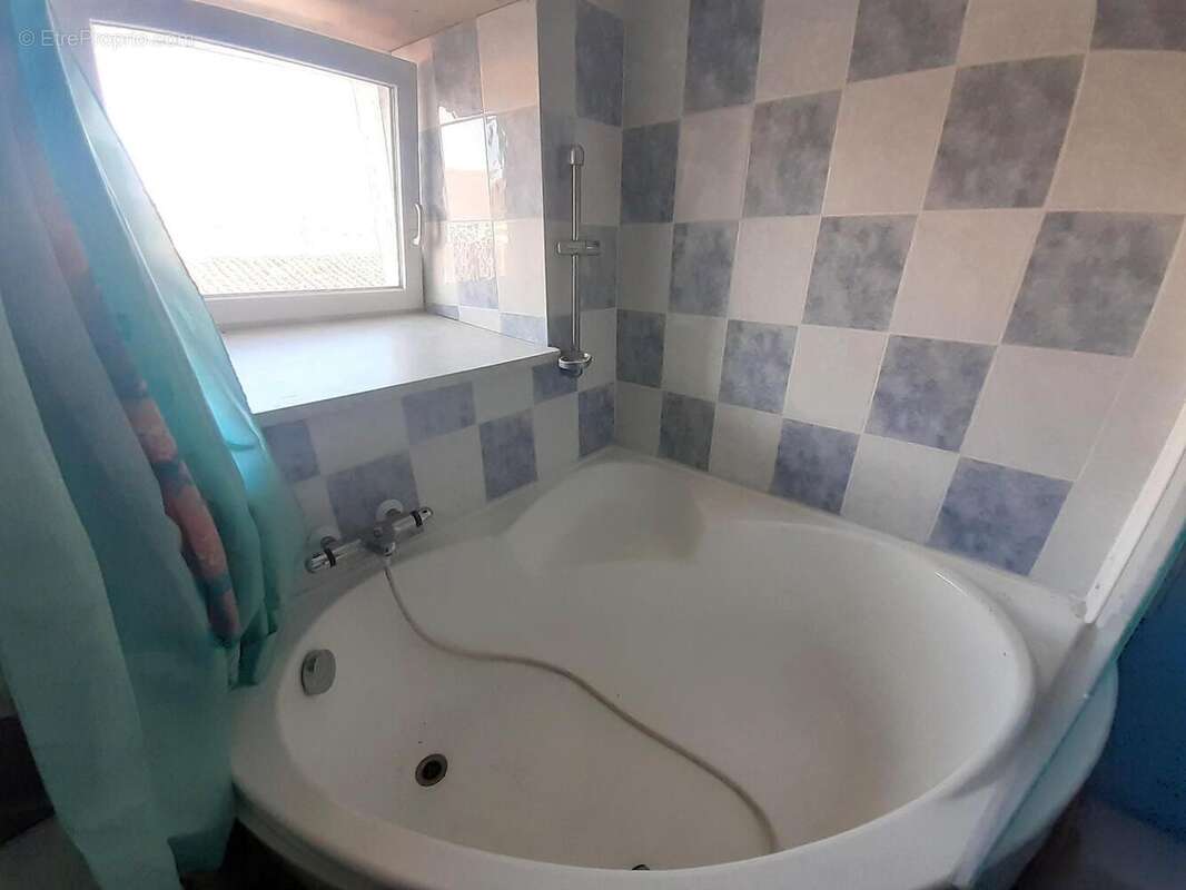   - Maison à SAINT-MARTIN-DE-SANZAY