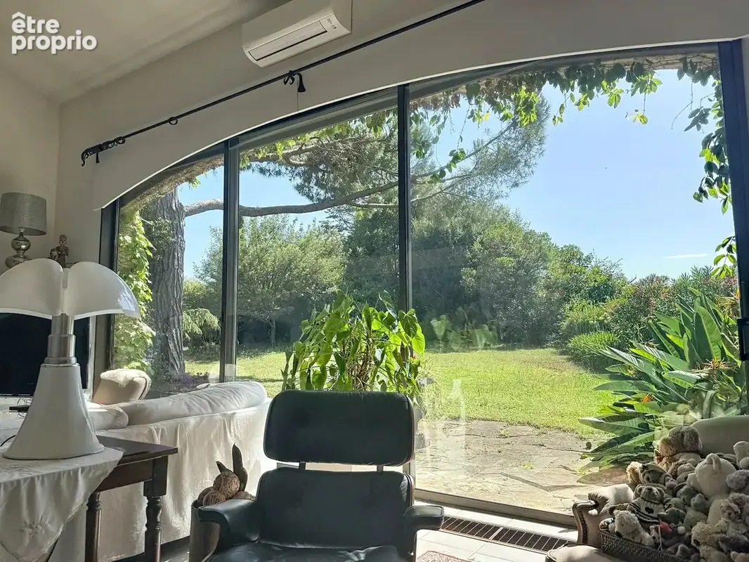 Mougins – Vue imprenable sur le vieux village – Villa 235 m² sur 3 500 m² de terrain plat, piscine et dépendance - photo 11
