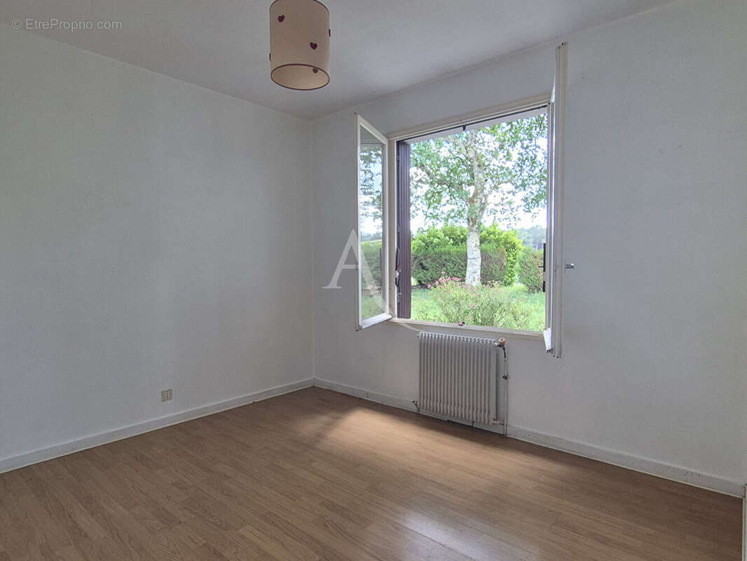 Léognan  - Maison de 128m²  avec travaux sur une belle parcelle de plus de 1 000m² - photo 7