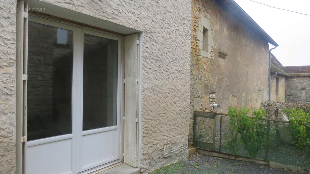 Ensemble immobilier de 2 maisons (en pierres et mitoyennes) avec une grange (en pierres) Secteur SAINT RAPHAEL - photo 9