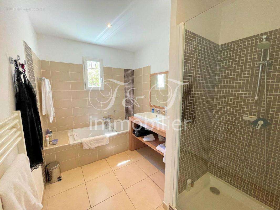 Maison à SAINT-SATURNIN-LES-APT