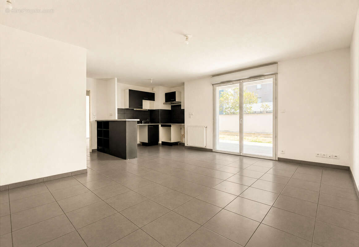 En exclusivité !  Appartement T3 de 65 m2 en rez-de-jardin, situé dans le quartier de Lalande. - photo 2